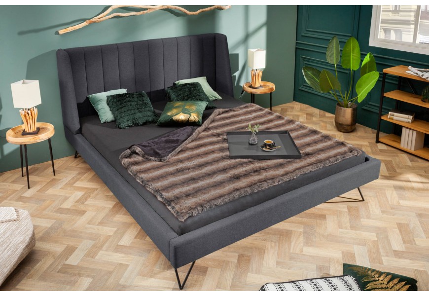 Art-deco nadčasov&aacute; čalouněn&aacute; manželsk&aacute; postel Tesinna &scaron;ed&eacute; barvy 180cm