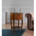 Luxusní rustikální příruční stolek Castilla z masivního dřeva s oblým tvarem, dvěma zásuvkami a poličkou