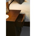 Luxusní rustikální masivní noční stolek Carmen v hnědé barvě se třemi zásuvkami 62cm