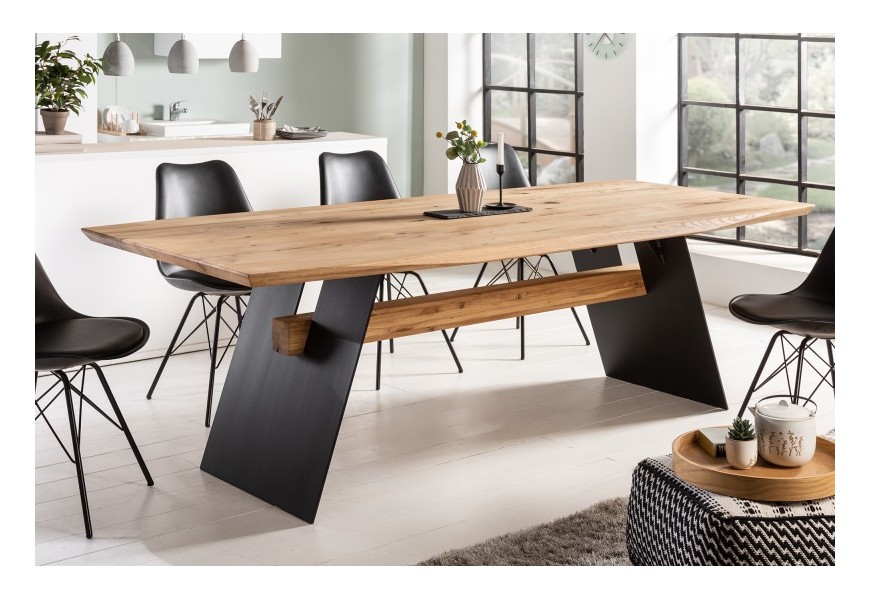 Masivní hnědý jídelní stůl Harrington z dubového dřeva v industriálním stylu s černými nohama