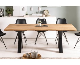 Masivní industriální jídelní stůl Andala z dubového dřeva s černými kovovými nohami