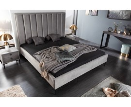Stylová moderní manželská postel Everson s šedým potahem ze sametu, s vertikálními liniemi čalounění a s kovovými nožičkami