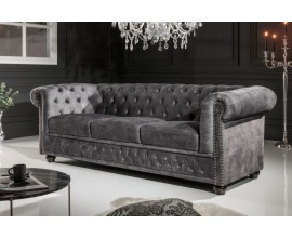 Designová chesterfield sedačka Lobella v šedé barvě se sametovým čalouněním a kovovými cvoky