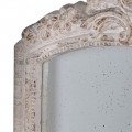 Vintage nástěnné zrcadlo z masivu v krémové barvě s květinovou vyřezávanou výzdobou na vrchu