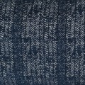 Textura sedačky vytvořena z bílých čárek na námořnické modři textilii ve tvaru V