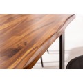 Vrchní deska stolu Steele Craft je povrchově upravena tak, aby byla zvýrazněna naturální struktura dřeva