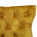 Designová chesterfield jídelní židle Torino hořčicově žluté barvy ze sametu s dřevěnými nohami a stříbrným klepadlem 96cm