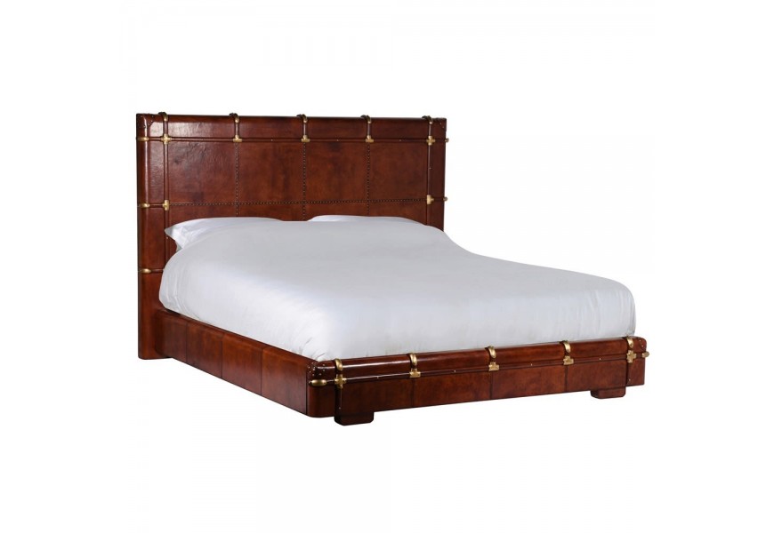 Luxusní elegantní kožená postel Pellia v tmavohnědém odstínu se zlatými kovovými prvky