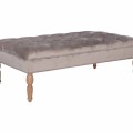 Chesterfield taburet Westend s b&eacute;žov&yacute;m sametov&yacute;m čalouněn&iacute;m s hněd&yacute;mi masivn&iacute;mi nožkami 123cm