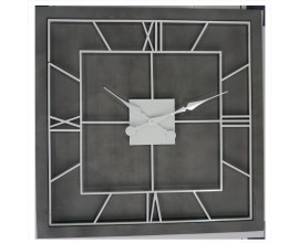 Luxusní čtvercové art-deco nástěnné hodiny Stormhill s římskými číslicemi stříbrné barvy na šedém masivním podkladu