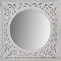 Bílé masivní nástěnné zrcadlo Henrietta s ručně vyřezávaným rámem ve vintage stylu