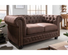 Chesterfield stylová dvousedačka Loungrre s vkusným prošíváním ve stylu chesterfield na potahu hnědé barvy zdobeném druky
