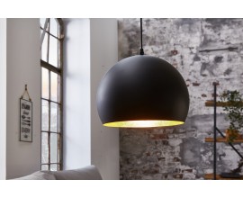 Černá designová moderní kulatá závěsná lampa Tatuma se zlatým stínítkem na vnitřní straně