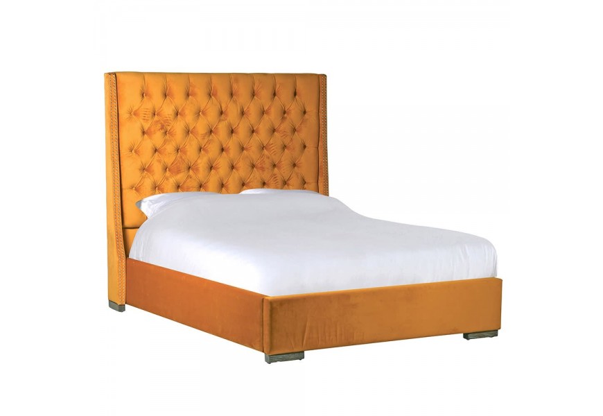 Luxusní Chesterfield manželská postel Senapa ve výrazné hořčicově žluté barvě s vysokým čelem