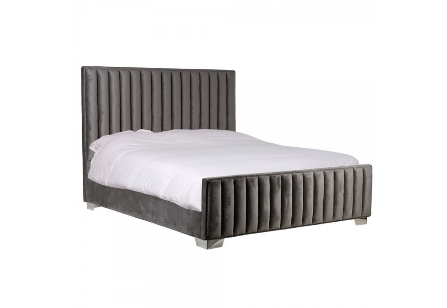 Moderní luxusní manželská postel Chinstrap s žebrovaným tmavě šedým čalouněním a stříbrnými nožičkami 216cm