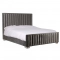 Moderní luxusní manželská postel Chinstrap s žebrovaným tmavě šedým čalouněním a stříbrnými nožičkami 216cm