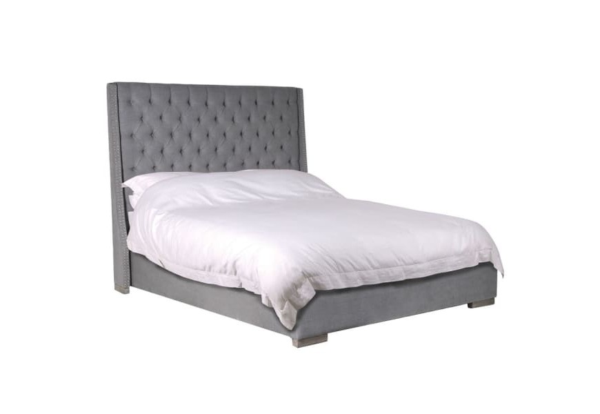 Chesterfield čalouněná postel s vysokým čelem v šedé barvě 215cm