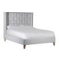 Moderní designová postel se světle šedým lněným čalouněním s vysokým čelem na dřevěných nohách 217 cm