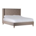 Moderní designová postel se světle béžovým čalouněním a vysokým čelem na nožičkách 220 cm
