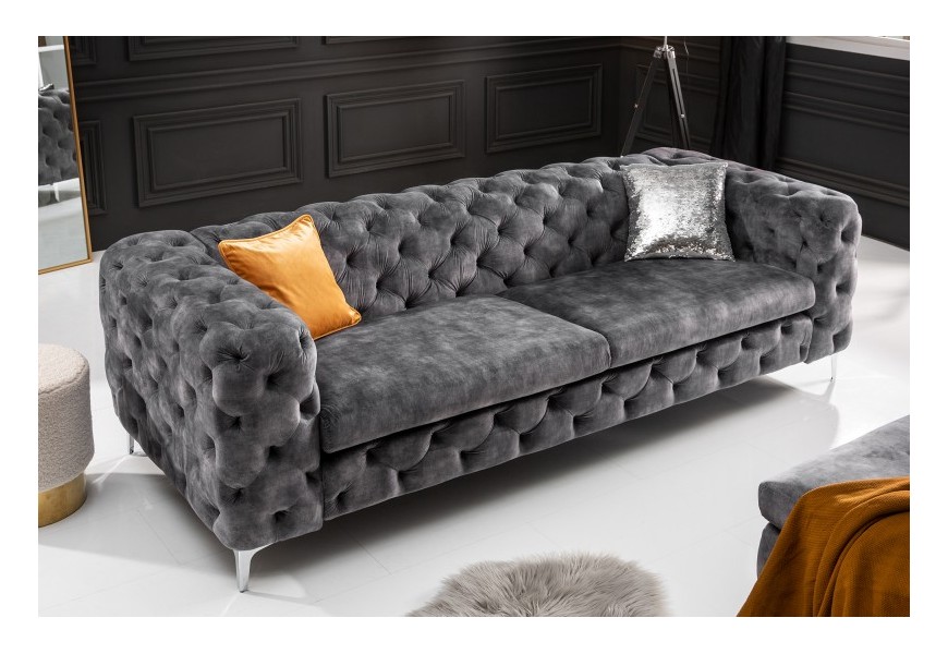 Chesterfield luxusní sedačka Modern Barock v tmavě šedé barvě se sametovým potahem 240cm