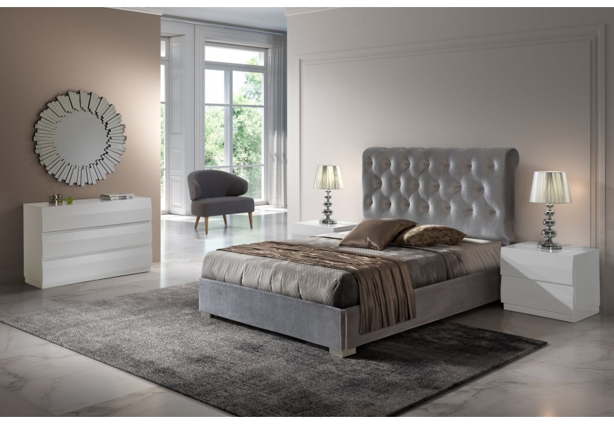 Luxusní postel Melisa s čalouněným ve stříbrné barvě s chesterfield prošíváním as úložným prostorem