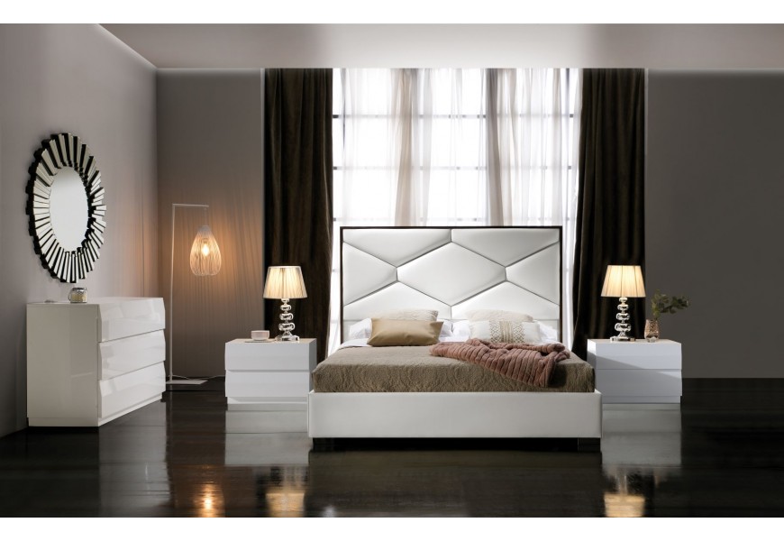 Designová bílá manželská postel Martina s potahem z ekokůže s geometrickým vzorem na čele