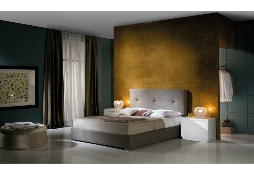 Stylová manželská postel Lourdes s textilním potahem šedé barvy a s úložným prostorem