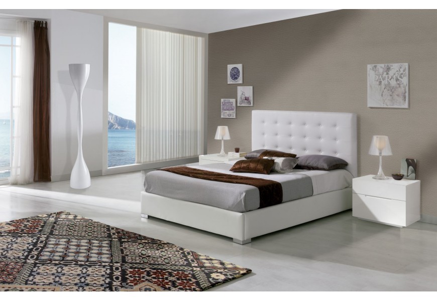 Luxusní chesterfield postel Eva s bílým čalouněním z ekokůže s kovovými nožičkami