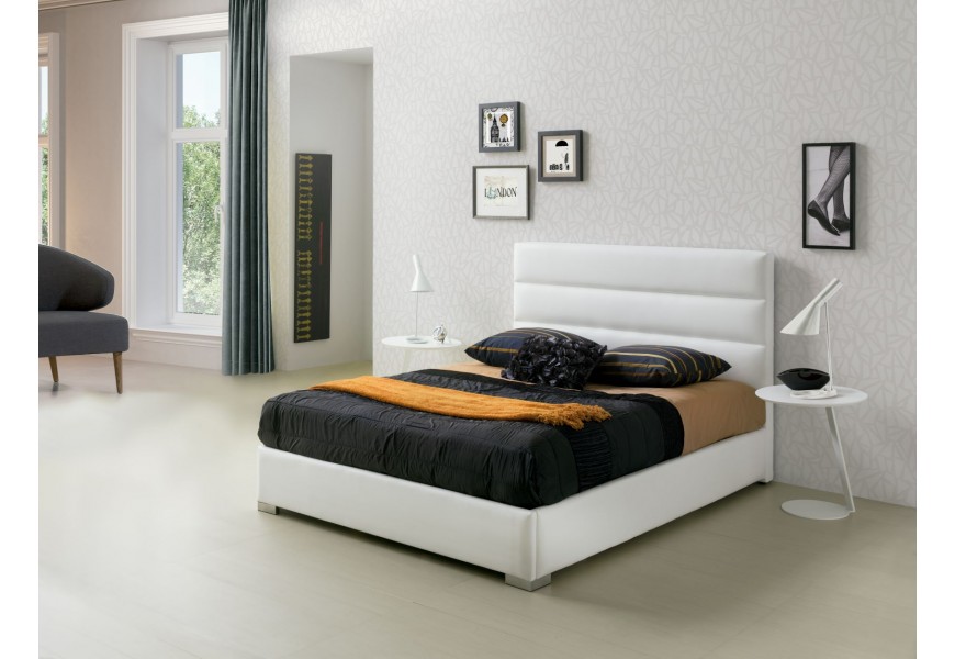 Exkluzivní manželská čalouněná postel Lidia z ekokůže bílé barvy s prošívaným čelem
