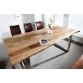 Jídelní stůl ze světlého masivního dřeva ve světle hnědé barvě z akáciového dřeva