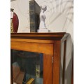 Stylová luxusní vitrína z masivního dřeva BASILEA hnědé barvy 153cm