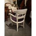 Provensálská luxusní židle Nuevas Formas v bílé barvě s loketními opěrkami a fialovým čalouněním 86cm 
