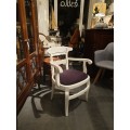 Provensálská luxusní židle Nuevas Formas v bílé barvě s loketními opěrkami a fialovým čalouněním 86cm 