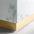 Art-deco luxusní bílý podstavec Moraira s mramorovým efektem a zlatou podstavou 91cm