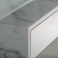 Art-deco luxusní stolek Moraira bílé barvy s mramorovým vzorem a zlatými prvky 150cm