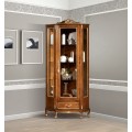 Luxusní klasická rohová vitrína Emociones z masivního dřeva s vyřezávanou výzdobou a chippendale nožičkami 184cm