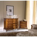 Luxusní klasický noční stolek Emociones z masivu se třemi šuplíky na zdobených nožičkách 62cm
