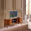 Luxusní rustikální dřevěný TV stolek Clasica z masivu s poličkami a dvířky s dekorativním vyřezáváním 133cm