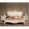 Luxusní klasický noční stolek Clasica se třemi šuplíky z dřevěného masivu s vyřezávanou výzdobou a chippendale nožičkami 77cm