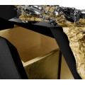 Vnitřní úložný prostor luxusní art-deco komody zdobený plátkovým zlatem