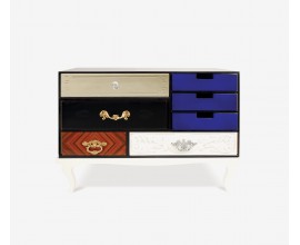 Luxusní moderní noční stolek Mondrian s bíle lakovaným rámem z masivního dřeva a různobarevnými zásuvkami 85 cm