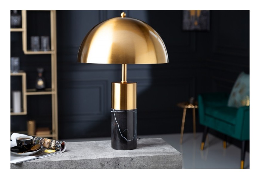 Moderní stolní lampa v art-deco stylu Jaspeado z kovu v černo-zlatém provedení se stínítkem polobloukového tvaru