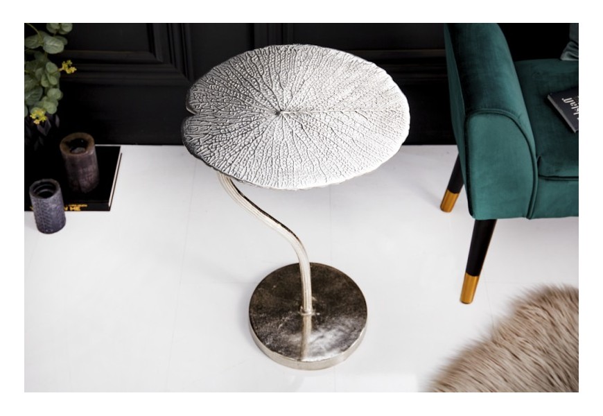 Designový kovový příruční stolek Zapalota v art-deco stylu stříbrné barvy ve tvaru listu