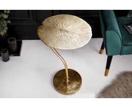 Art-deco stylov&yacute; př&iacute;ručn&iacute; stolek Zapalota z kovu ve tvaru listu ve zlat&eacute; barvě 40cm