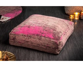 Stylový podlahový polštář Prakka ve čtvercovém tvaru s růžovým bavlněným polstrováním