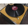Funkční dobový retro klikový gramofon Tempos z mangového dřeva a mosazi 64cm