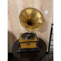 Funkční dobový retro klikový gramofon Tempos z mangového dřeva a mosazi 64cm