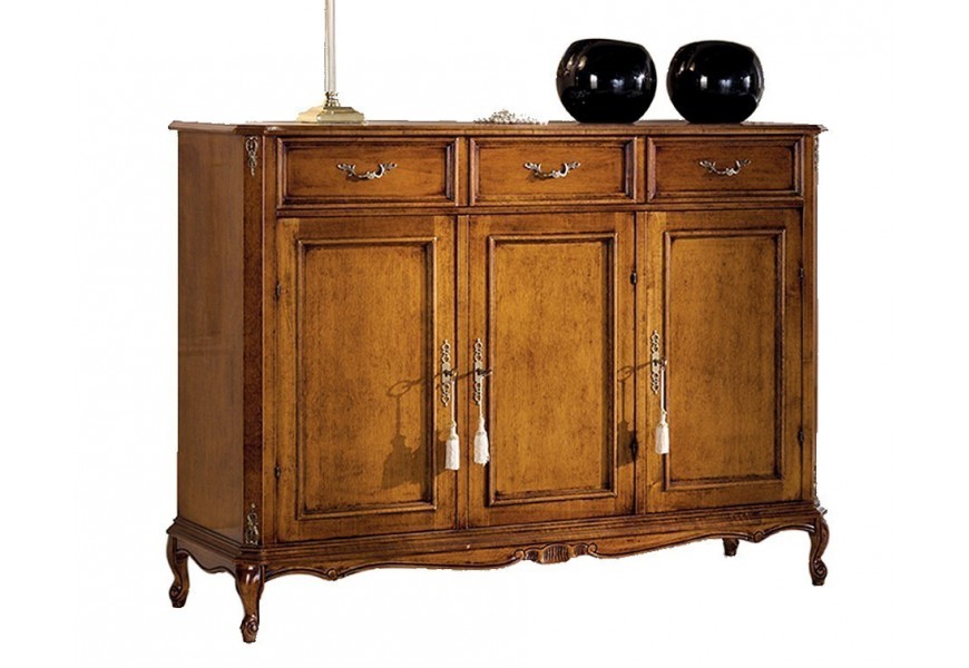 Luxusní dřevěný třídveřový příborník v klasickém stylu s vyřezávaným dekorem v ořechově hnědé barvě