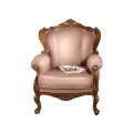 Luxusní rustikální křeslo Emociones z masivního dřeva hnědé barvy s vyřezávanými prvky a s růžovým potahem