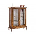 Luxusní dvoudveřová prosklená vitrína z masivního dřeva v ořechově hnědé barvě s barokním dekorem